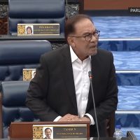 "Anwar Ibrahim's Challenge Sparks Heated Debate in Dewan Rakyat Over Economic Growth: 'It Doesn't Matter if He Wins...' - Anwar Corrects Hamzah's Statement"