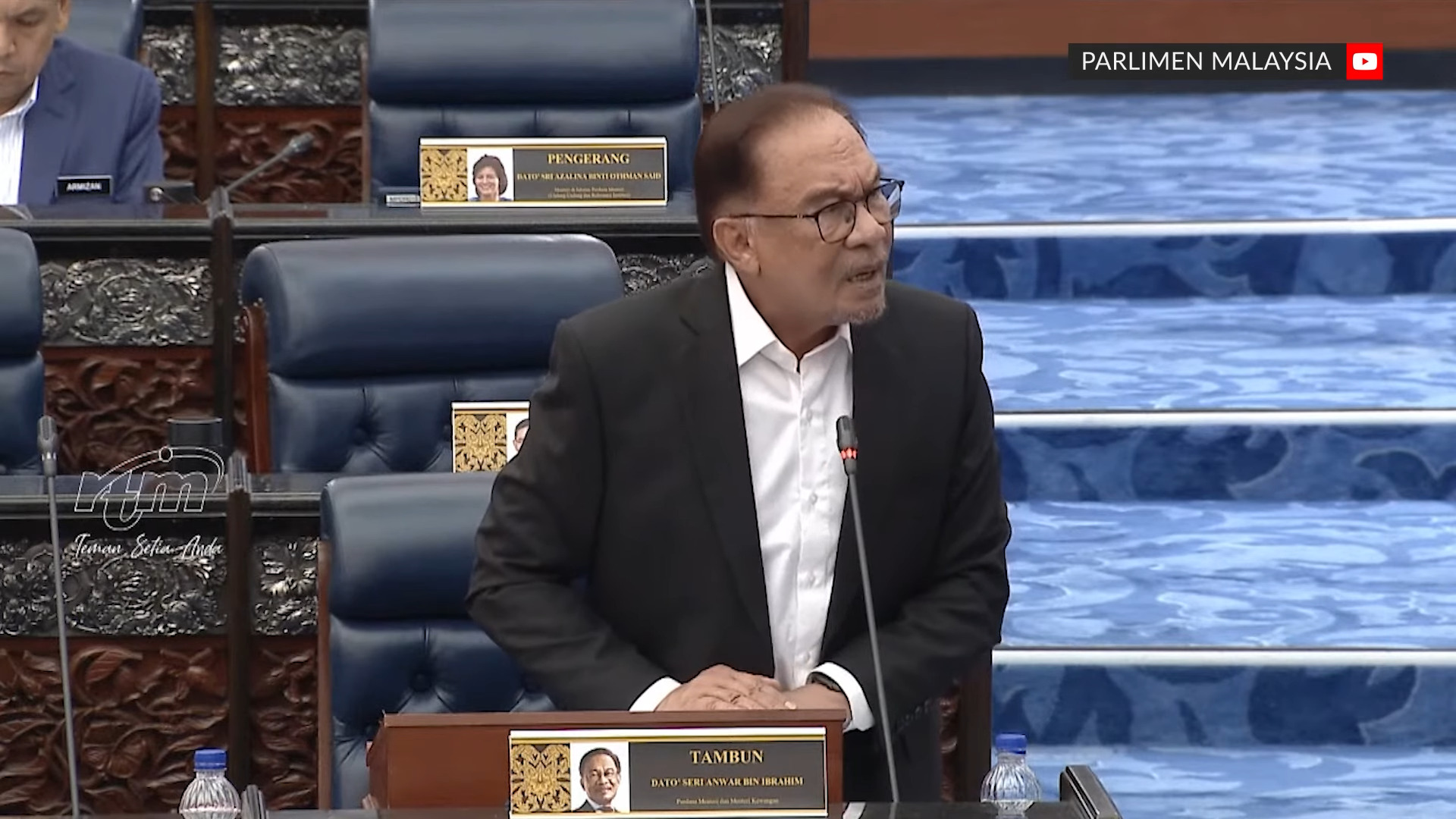 "Anwar Ibrahim's Challenge Sparks Heated Debate in Dewan Rakyat Over Economic Growth: 'It Doesn't Matter if He Wins...' - Anwar Corrects Hamzah's Statement"