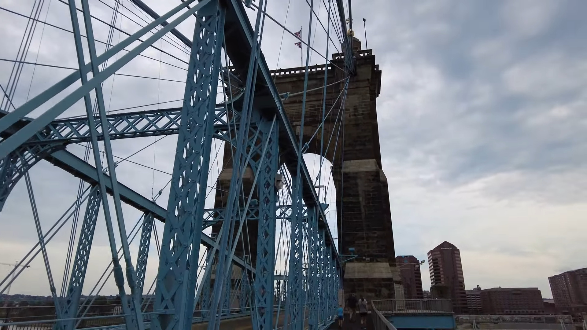 "Roebling's Dramatic Closure: Bomb Threat Suspends Iconic Bridge"