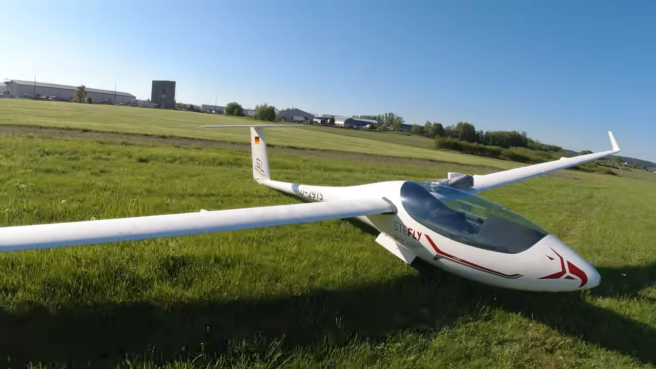 Glider's Bold Journey: German Soaring Plane Touches Down Near Austrian Autobahn