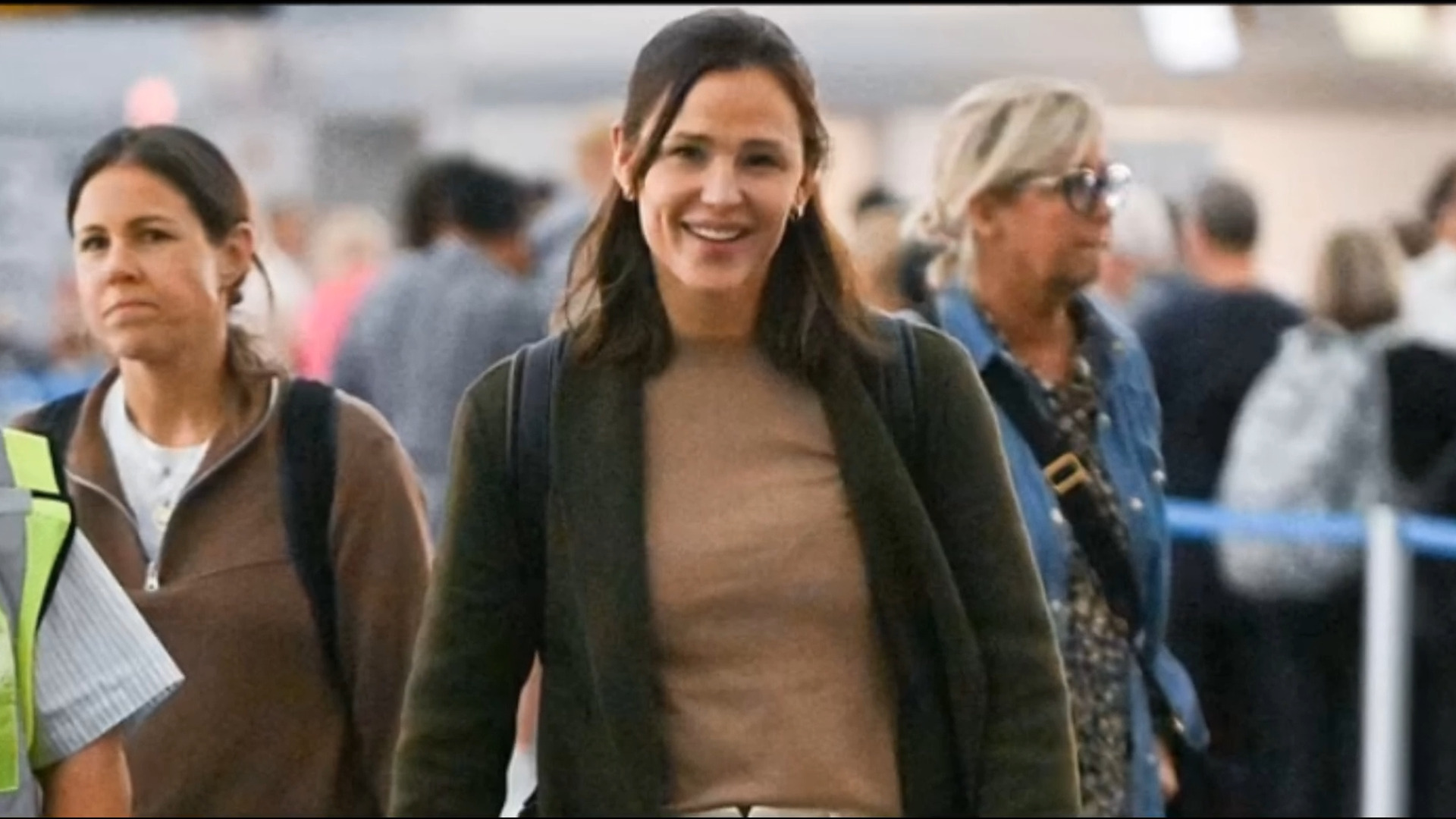 Unbuttoned Elegance: Jennifer Garner's Airport Style