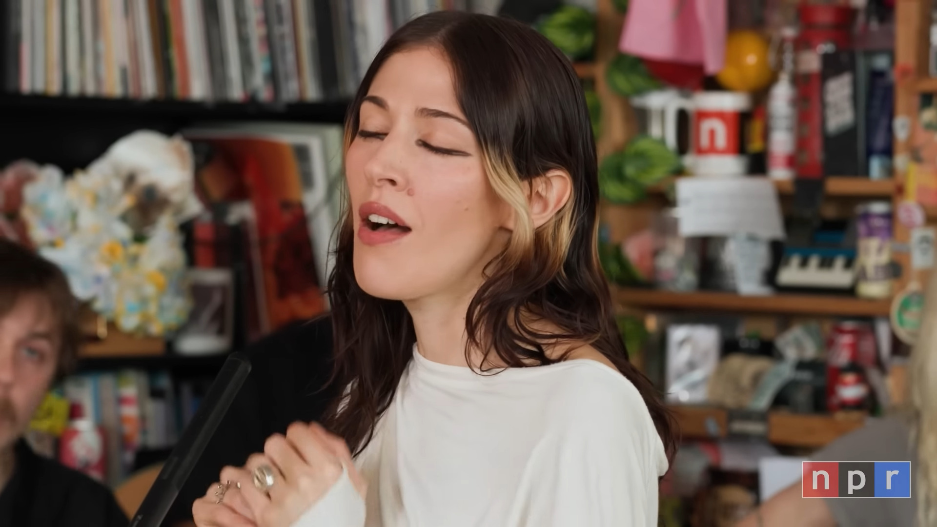 Caroline Polachek's Mesmerizing Performance at NPR's "Tiny Desk Concert"