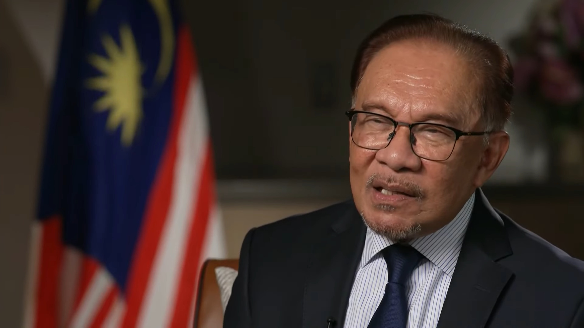 Anwar Ibrahim Dispels Cabinet Reshuffle Rumors Amidst Political Speculation